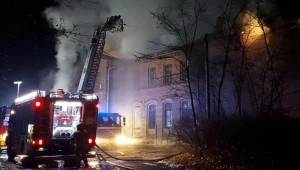 Leszno Górne. Płonie dworzec kolejowy. 11 zastępów straży walczy z ogniem