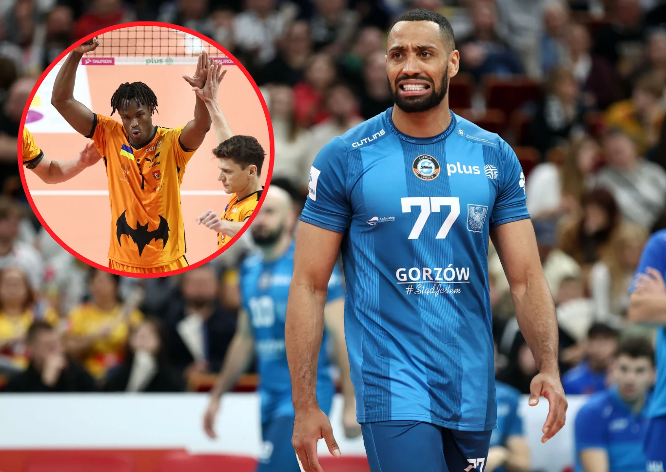 Z numerem 77 Chizoba Neves Atu, atakujący Cuprum Stilonu Gorzów Siatkarz w niebieskim stroju z numerem 77 na piersi stoi na boisku z wyraźną miną emocji, w tle zamazana publiczność, w lewym górnym rogu wstawka z innym zawodnikiem w pomarańczowej koszulce i podniesionymi rękami.