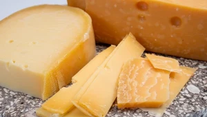 Nie wyrzucaj zeschniętego sera. Zalej go tym napojem, będzie miękki i smaczny