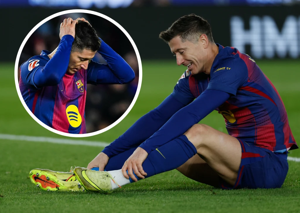 Piłkarz FC Barcelony w stroju klubowym siedzi na murawie boiska, wyraża emocje związane z kontuzją lub niepowodzeniem w meczu. W okrągłej wstawce zbliżenie tej samej osoby załamanej z rękami na głowie.