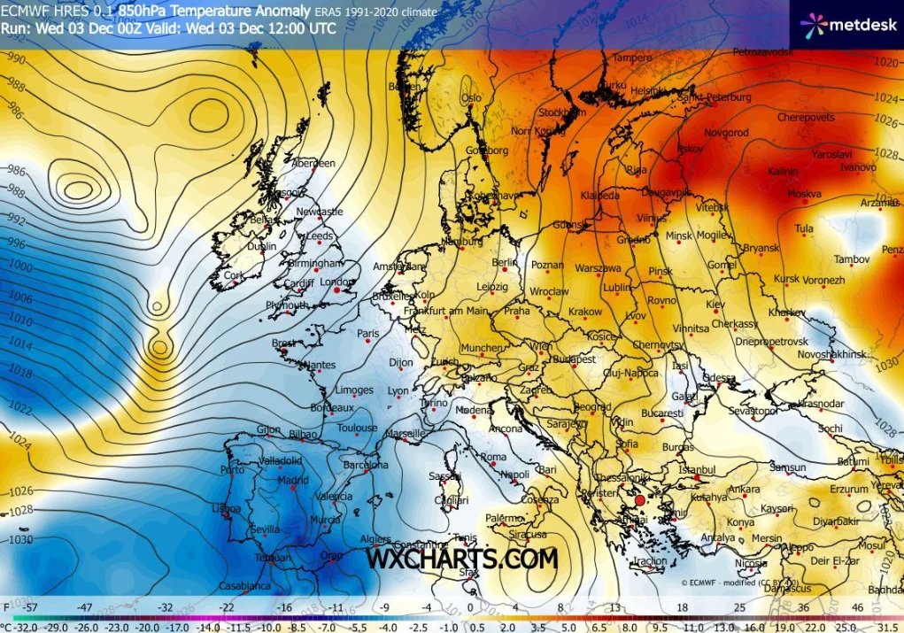 Mapa Europy ze wskazaniem anomalii temperatur na różnych obszarach, zachodnia część kontynentu wyraźnie chłodniejsza z przewagą niebieskich odcieni, wschodnia i północno-wschodnia cieplejsza, zaznaczona odcieniami żółci oraz czerwieni, naniesione linie...