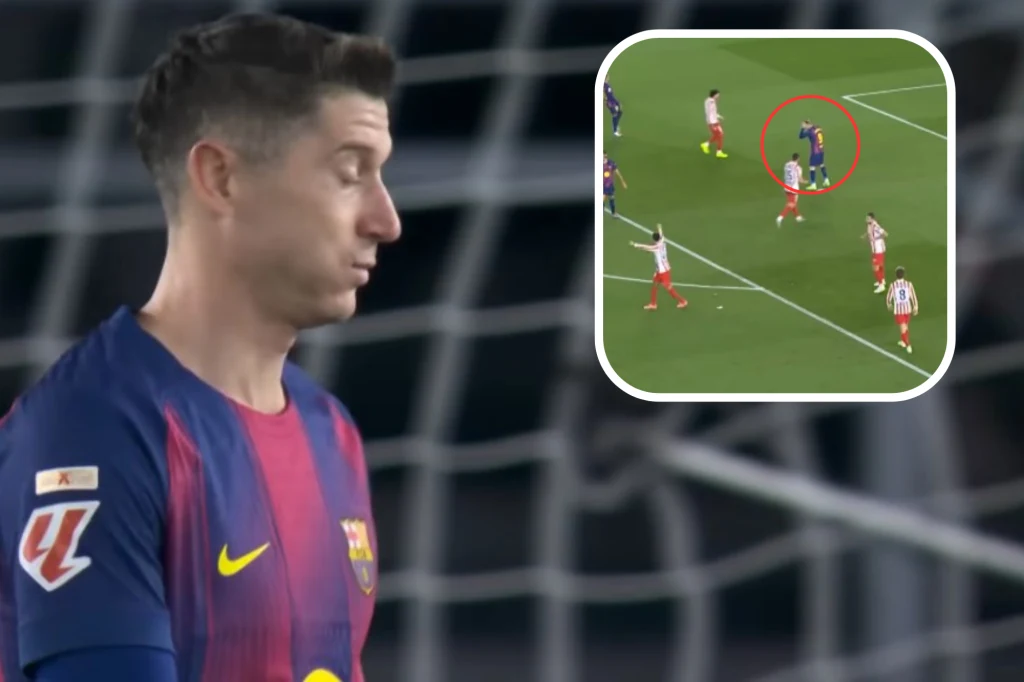 Robert Lewandowski w meczu FC Barcelona - Atletico Madryt Piłkarz w koszulce FC Barcelony stoi na tle bramki, w tle widać fragment boiska piłkarskiego, a w prawym górnym rogu znajduje się powiększenie z sytuacji meczowej, gdzie jednej z zawodników jest otoczony czerwonym okręgiem.