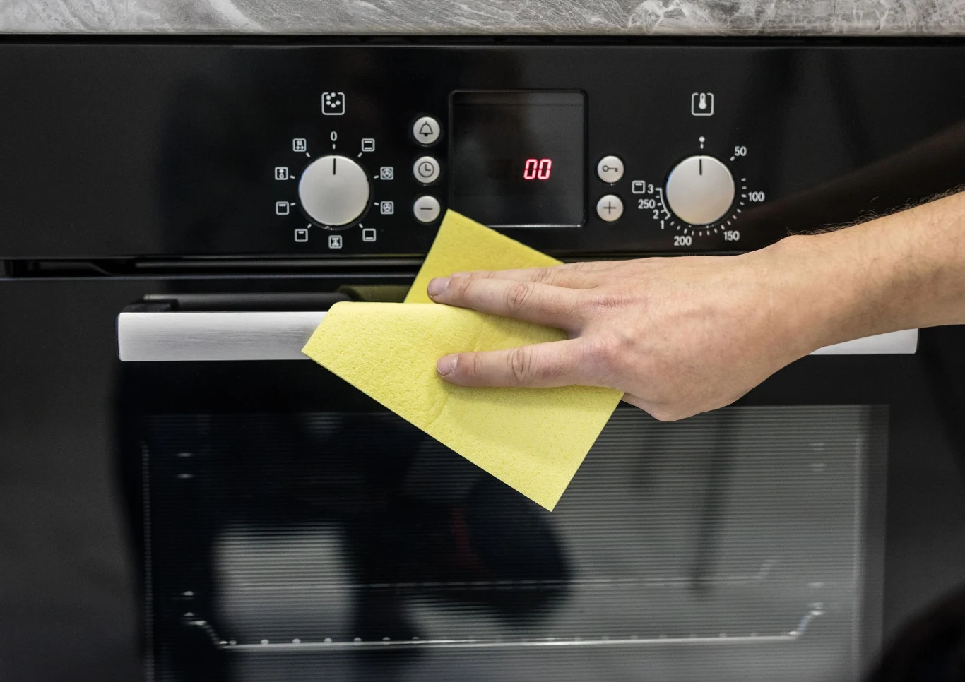 Kuchenka wymaga regularnego czyszczenia. Fot. f8studio/123RF.com