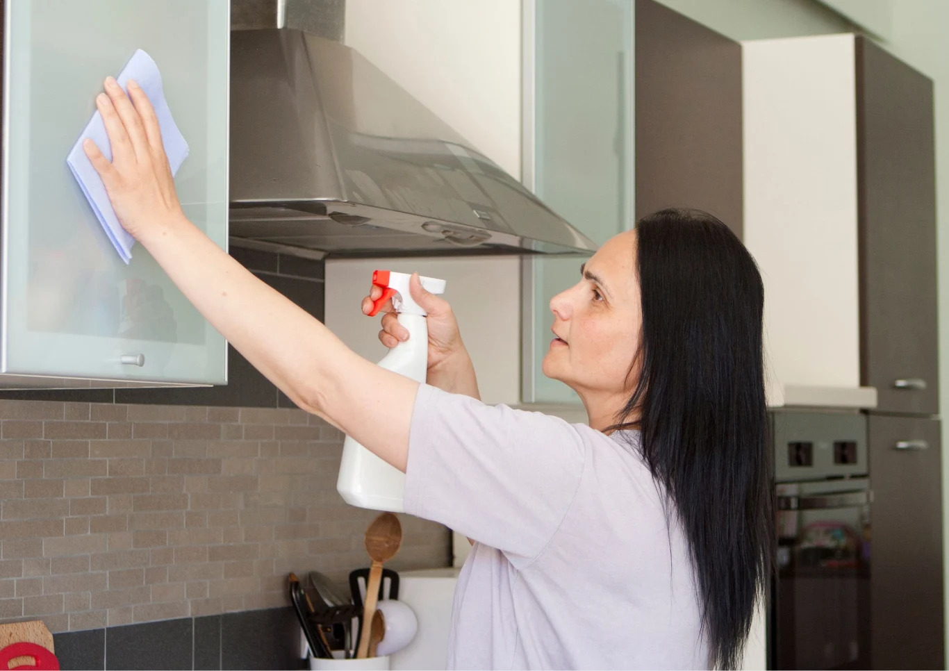 Zadbaj o regularne czyszczenie okapu. Fot. ogella/123RF.com