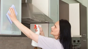 Zadbaj o regularne czyszczenie okapu. Fot. ogella/123RF.com