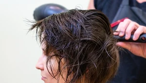 Blask wraca do łask. Tak wyglądają najmodniejsze zimowe koloryzacje 2025