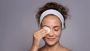 Delikatne oczyszczanie okolic oczu – płyn micelarny bez konserwantów może zmniejszyć ryzyko podrażnień u osób o wrażliwej skórze