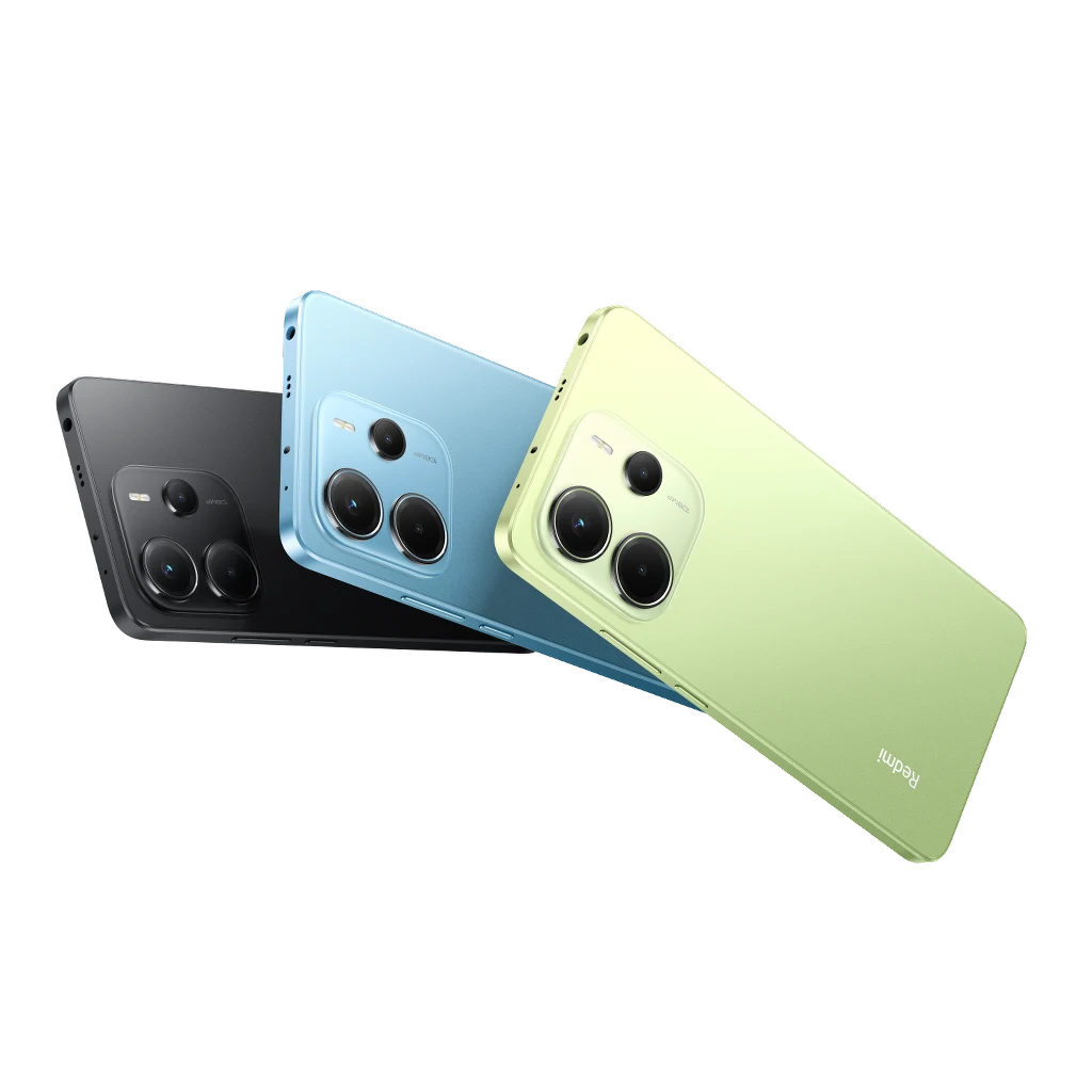 Trzy smartfony marki Redmi w kolorach czarnym, niebieskim oraz jasnozielonym ustawione obok siebie pod kątem, widoczna tylna część urządzeń z wyeksponowanymi modułami aparatów fotograficznych.