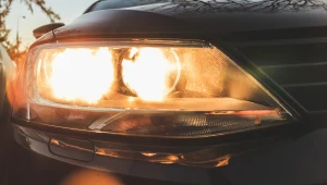 Światła mijania świecą słabo? Te triki przywrócą im blask
