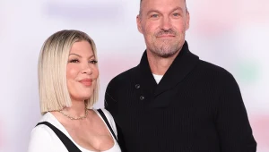 Gwiazdy serialu "Beverly Hills, 90210" na świątecznej paradzie. Tori Spelling promienieje