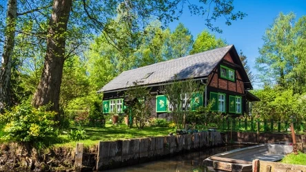 Spreewald słynie z licznych kanałów, przez co jest nazywany "niemiecką Wenecją". Na jarmark bożonarodzeniowy w Lehde również dociera się łodzią. 