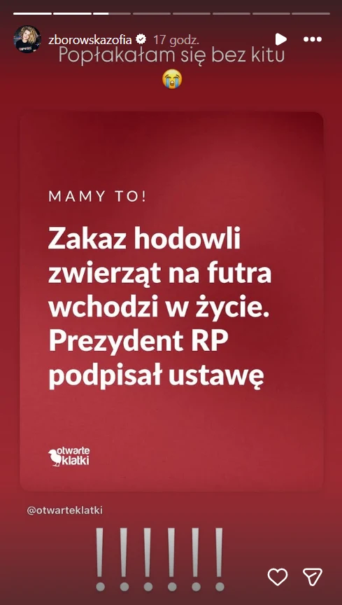 Czerwony plakat z białym napisem informującym o wejściu w życie zakazu hodowli zwierząt na futra, podpisaniu ustawy przez Prezydenta RP oraz logotypem organizacji Otwarte Klatki w lewym dolnym rogu. Na górze dodatkowy komentarz w kolorze białym i emoti...