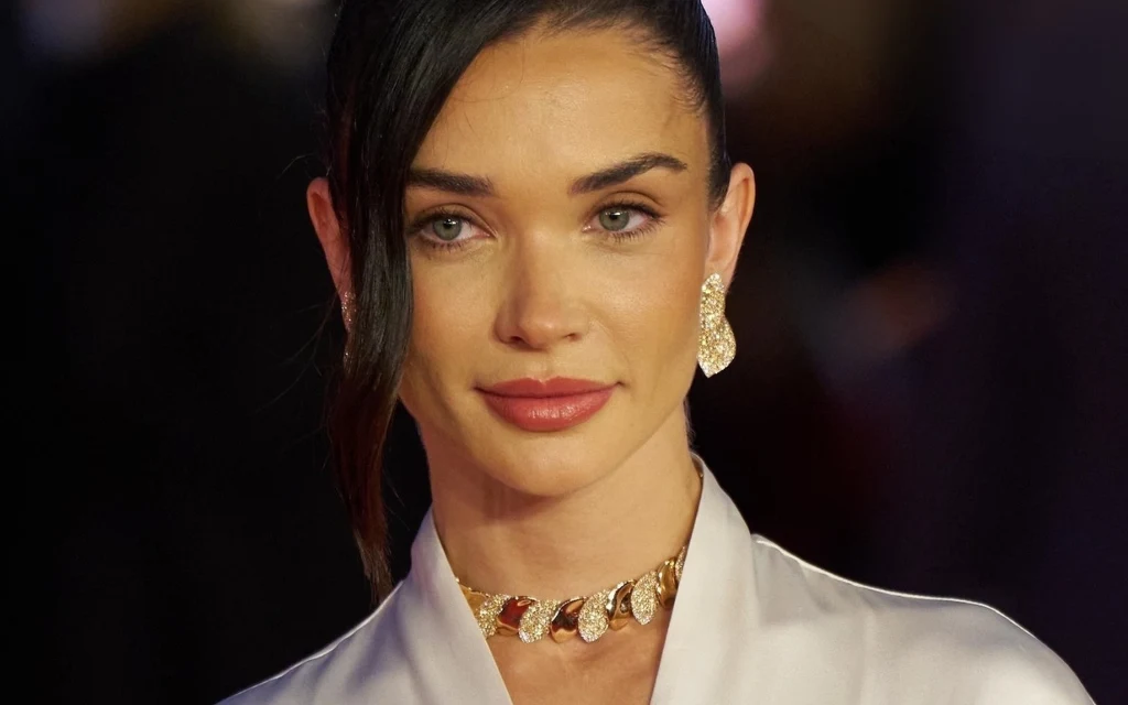 Amy Jackson żona Eda Westwicka w modnym chokerze