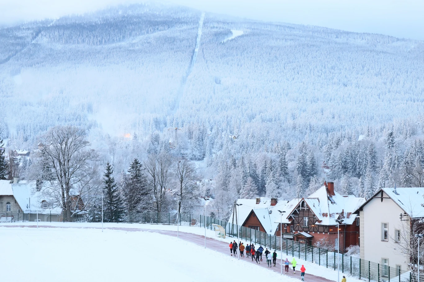 Alpejskie widoki i wiele atrakcji. Zaplanuj w tej miejscowości zimowy urlop