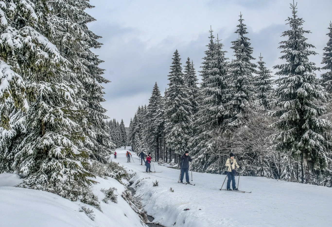 Szklarska Poręba oferuje liczne szlaki turystyczne, stoki narciarskie i trasy narciarskie biegowe