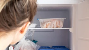 Bezpieczne i szybkie rozmrażanie mięsa. Wypróbuj ten trik 