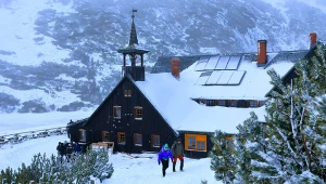 To jedno z najstarszych schronisk w Polsce. Zimą jest tu wyjątkowo pięknie
