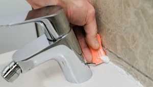 Co kilka lat trzeba usuwać stary silikon z łazienki. Fot. yunava1/Canva Pro