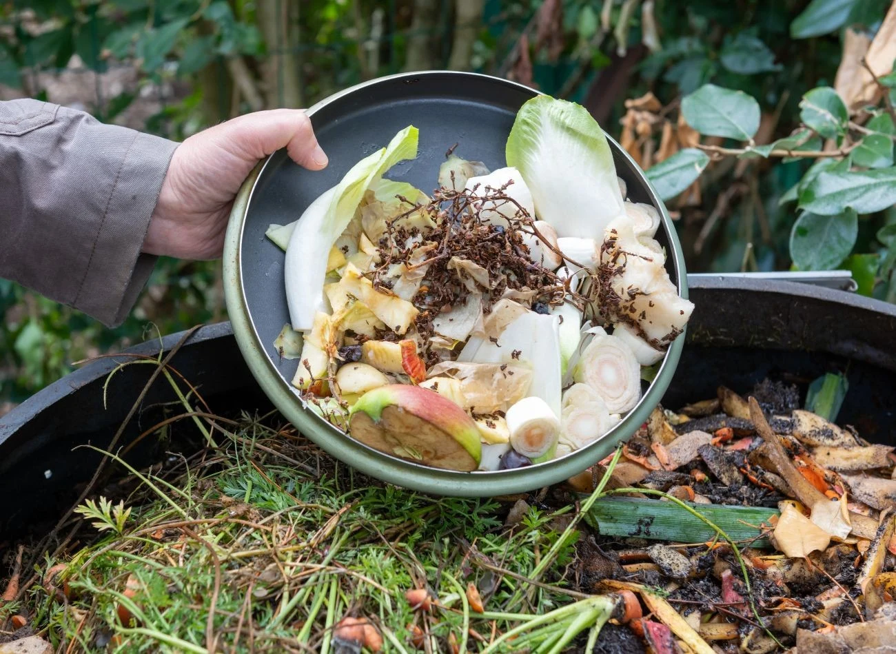 Zwracaj uwagę na stan kompostu w okresie zwiększonych opadów. Jeśli jest zbyt mokry, dodaj więcej materiałów suchych.