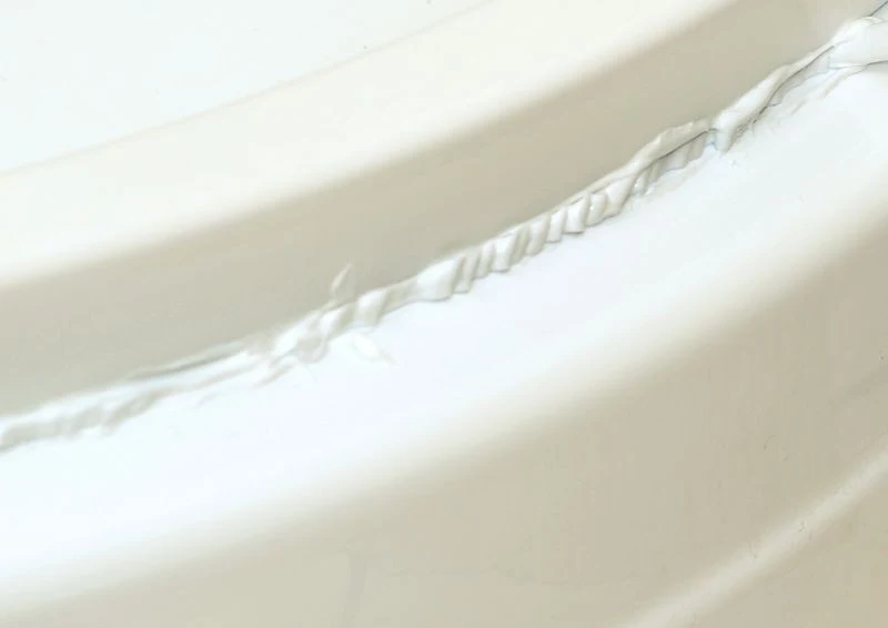 Gdy silikon się odbarwi i zacznie pękać, trzeba go zeskrobać i nałożyć nowy.