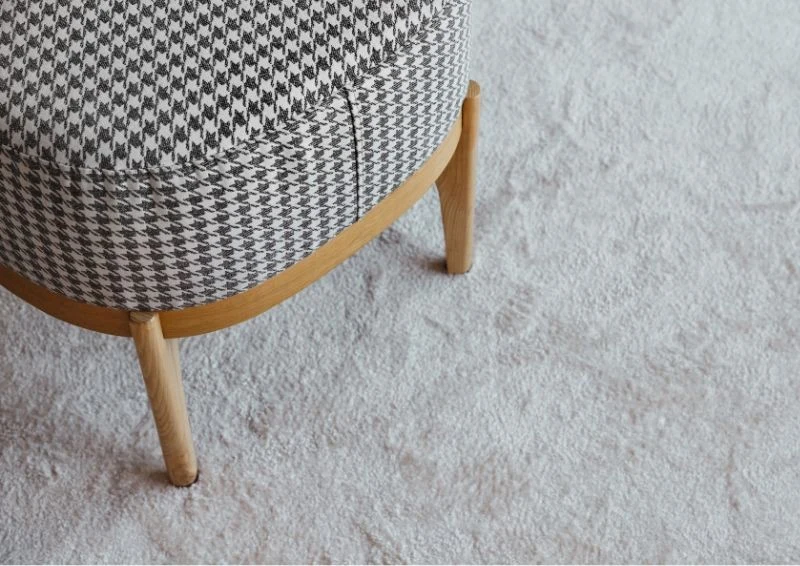 Meble, które długo stoją w jednym miejscu, zostawiają wgniecenia na dywanie.