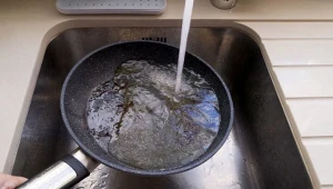 Jak pozbyć się oleju po smażeniu?