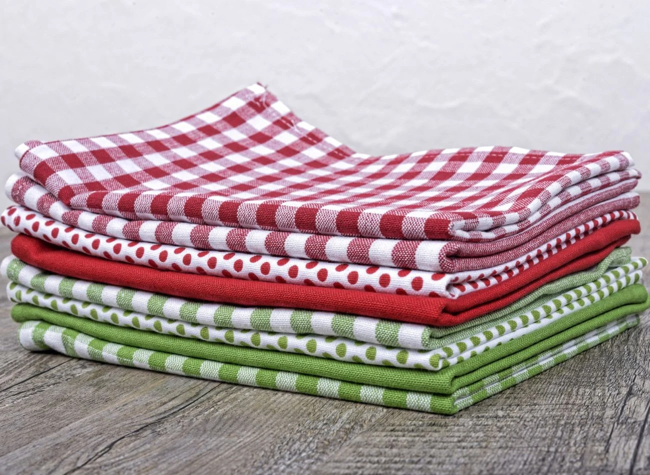 Nie mieszaj ręczników kuchennych z innymi tekstyliami, szczególnie z ubraniami – tłuste plamy i nieprzyjemny zapach mogą się na nie przenosić.