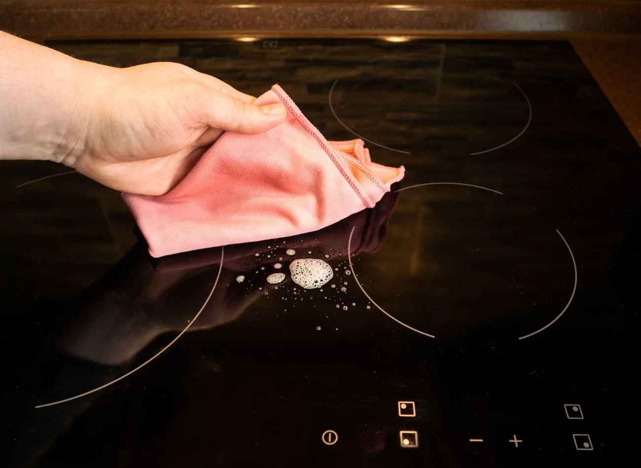 Do czyszczenia płyt indukcyjnych należy używać wyłącznie delikatnych lub dedykowanych środków oraz miękkich ściereczek – najlepiej z mikrofibry