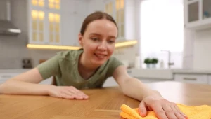 Torebki po herbacie pomogą wyczyścić i wypolerować meble.