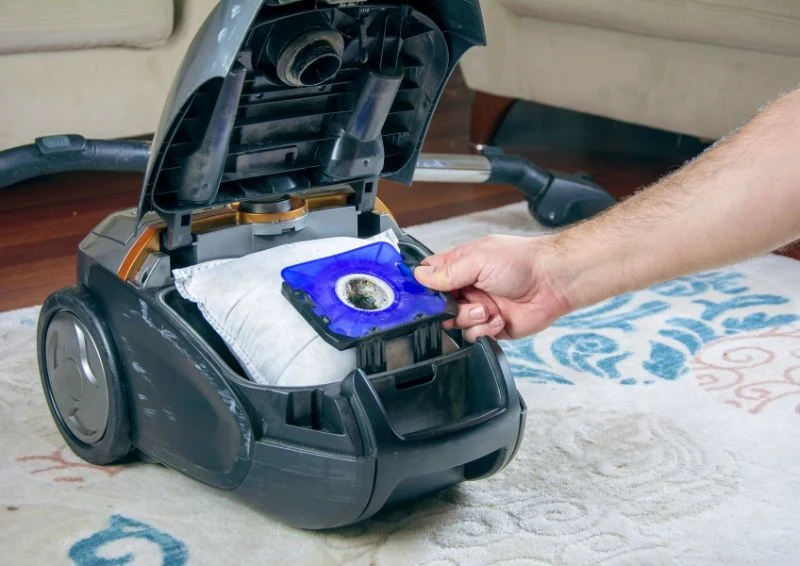 Czasem przyczyną brzydkiego zapachu z odkurzacza jest przepełniony worek.