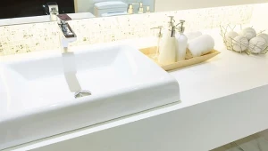 Zrób domowy odświeżacz do łazienki, który pochłania wilgoć.