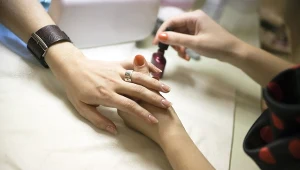 Najmodniejsze paznokcie na święta. Przyciągną wszystkie spojrzenia