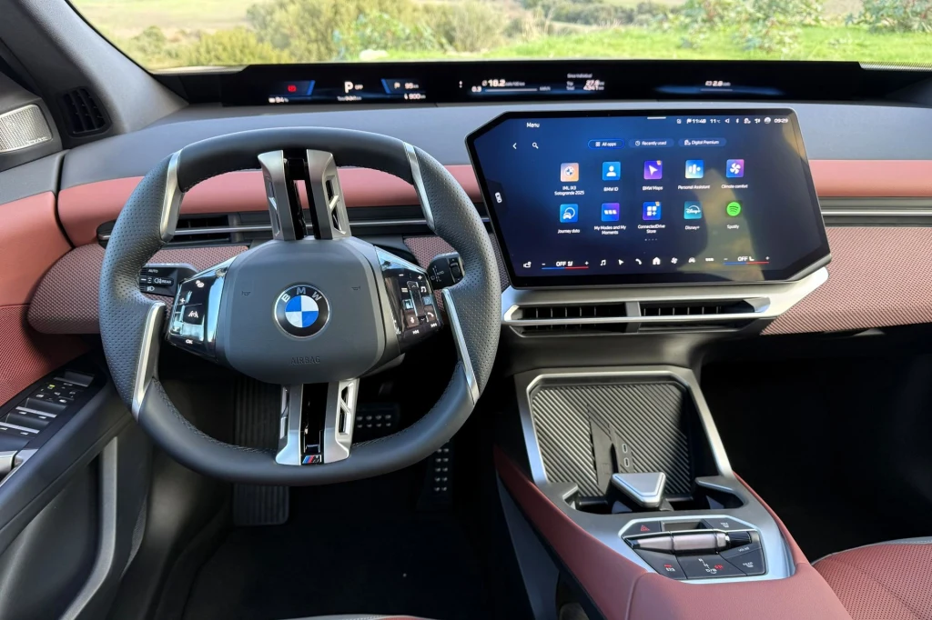 Z racji na fakt, że nie trzeba patrzeć na zestaw wskaźników przez kierownicę, styliści BMW pozwolili sobie na pewną dozę ekstrawagancji w przypadku kierownicy. Kokpit nowoczesnego samochodu BMW wyposażony w wielofunkcyjną kierownicę, cyfrowe zegary oraz duży ekran dotykowy na konsoli centralnej, obok eleganckiego wykończenia deski rozdzielczej z elementami w kolorze czerwonym i czarnym.