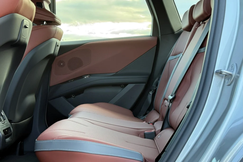 Z uwagi na 4,78 m długości i rozstaw osi na poziomie 2,90 m miejsca w drugim rzędzie siedzeń jest całkiem sporo. Tylny rząd luksusowych, skórzanych siedzeń samochodowych w kolorze ciemnoczerwonym z szarymi przeszyciami, szerokie boczki drzwi, nowoczesne wykończenie wnętrza i dobrze widoczny pas bezpieczeństwa.