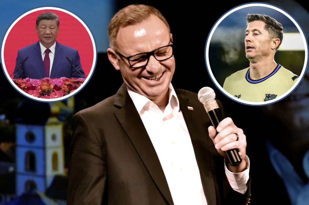 Mężczyzna w garniturze i okularach trzyma mikrofon i uśmiecha się, w tle widoczne dwa okrągłe wstawki z wizerunkami dwóch innych osób, jedna z nich przemawia na tle czerwonego tła i kwiatów, druga ubrana w sportowy trykot.