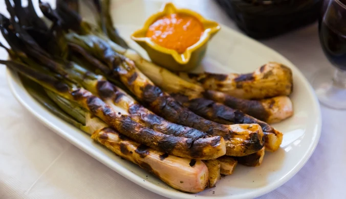 Tradycyjny kataloński przysmak. Jak zrobić calçots?