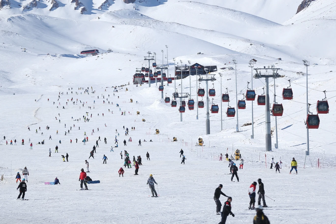 Tureckie ośrodki narciarskie oferują dobrze przygotowane trasy, długi sezon oraz komfortowe warunki do jazdy