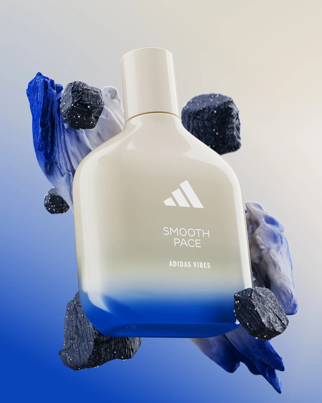 Butelka perfum Adidas Smooth Pace z eleganckim białoniebieskim gradientem, otoczona abstrakcyjnymi elementami w odcieniach granatu i czerni, tworzącymi nowoczesną oraz dynamiczną kompozycję.