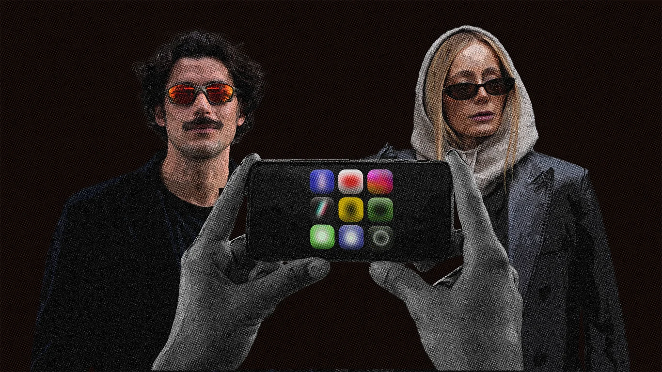 Posiadanie chłopaka nie jest cool. Tak samo jak publikowanie w mediach społecznościowych Dwójka stylowo ubranych ludzi w okularach przeciwsłonecznych pozująca na ciemnym tle, na pierwszym planie widoczne są dłonie trzymające smartfon, na ekranie którego wyświetlonych jest dziewięć kolorowych ikon aplikacji.