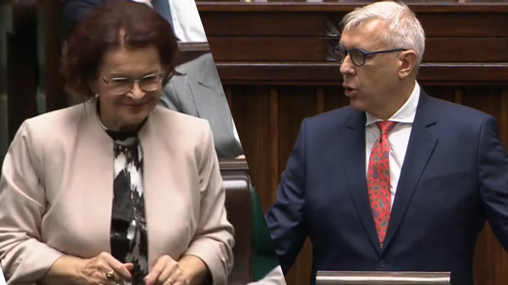 Roman Giertych nawiązał do rzekomych maili Marii Kurowskiej Dwóch polityków podczas debaty w parlamencie, kobieta w jasnej marynarce po lewej stronie uśmiecha się, mężczyzna w okularach i granatowej marynarce mówi do niej czy do zgromadzenia, tło stanowi drewniana ława sejmowa.