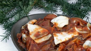 Jak zrobić śledzie po grecku? Przygotowania zacznij dwa dni przed Wigilią