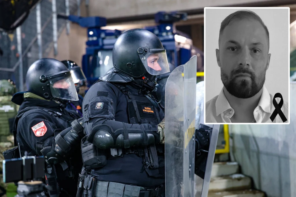 Nowe ustalenia ws. śmierci 34-letniego Marka Kubaczki. Najpewniej został porwany przez pseudokibiców GKS Katowice Uzbrojeni policjanci w kaskach ochronnych i z tarczami formują linię na tle miejskiego otoczenia, obok czarno-białe zdjęcie mężczyzny z czarną wstążką żałobną.