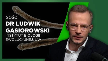 Mężczyzna w okularach i garniturze siedzi przy mikrofonie, po lewej stronie grafiki znajduje się jego imię, nazwisko, tytuł naukowy oraz instytut, z którym jest związany, a w tle widnieją ilustracje płazińców.