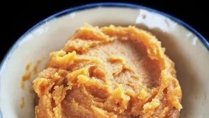 Masło cynamonowe możesz przechowywać w lodówce. To świetny patent na szybką, słodką przekąskę