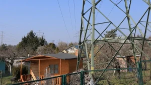 Przełom w sprawie słupów i rurociągów na działkach. Właściciele mogą żądać odszkodowań