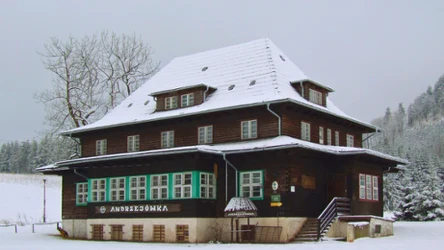 W jakich górach jest schronisko Andrzejówka? 