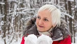 Podkreśla zmarszczki, dodaje lat. Nigdy nie stosuj zimą 