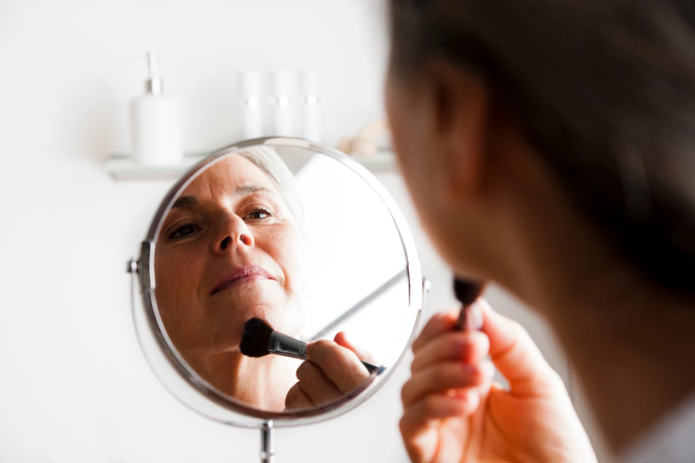 Zimą zdecydowanie lepiej sprawdzają się lżejsze podkłady rozświetlające