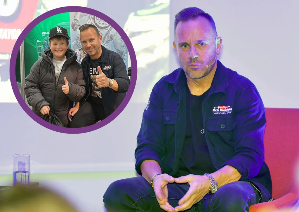 Nicki Pedersen mocno wierzy w syna. Kariera wielkiego mistrza dobiega końca, ale rośnie następca, który może osiągać także sukcesy Mężczyzna siedzący na krześle na pierwszym planie z poważnym wyrazem twarzy, ubrany w ciemną kurtkę i koszulkę. W lewym górnym rogu wkomponowane mniejsze zdjęcie, na którym ten sam mężczyzna pozuje z uśmiechniętym chłopcem w czapce z daszkiem, obaj pok...