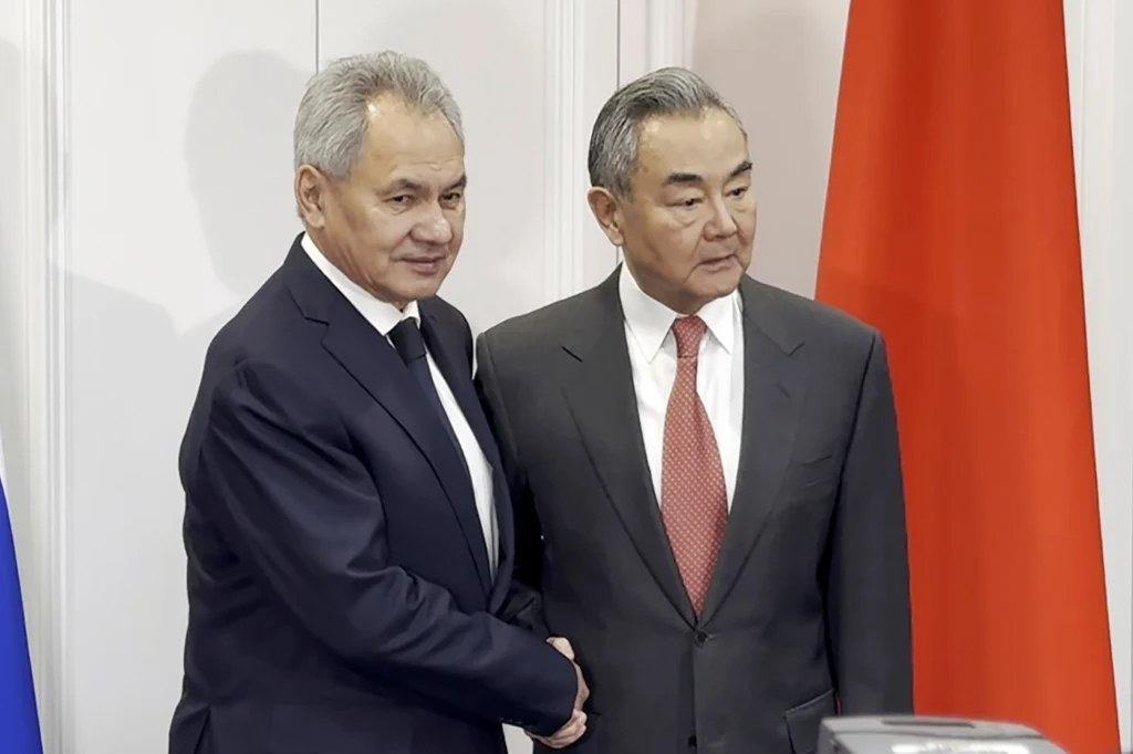 Siergiej Szojgu oraz szef MSZ Chin Wang Yi